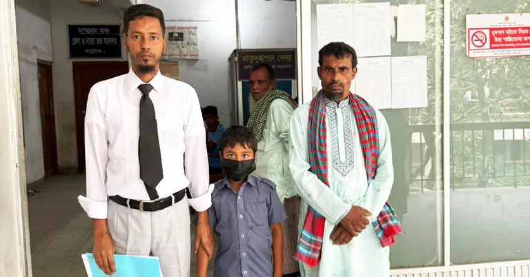 আইনজীবী ও বাবার সঙ্গে শিশু হোসেন আলী